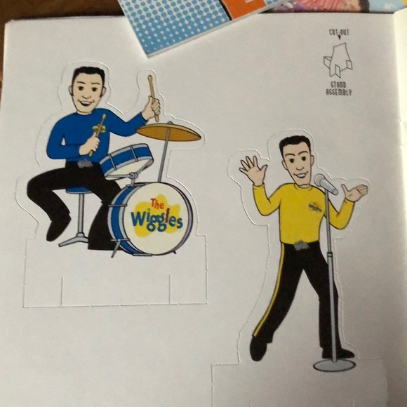 3 - The Wiggles 5 in 1 coloring and activity book - Picture 4 of 9